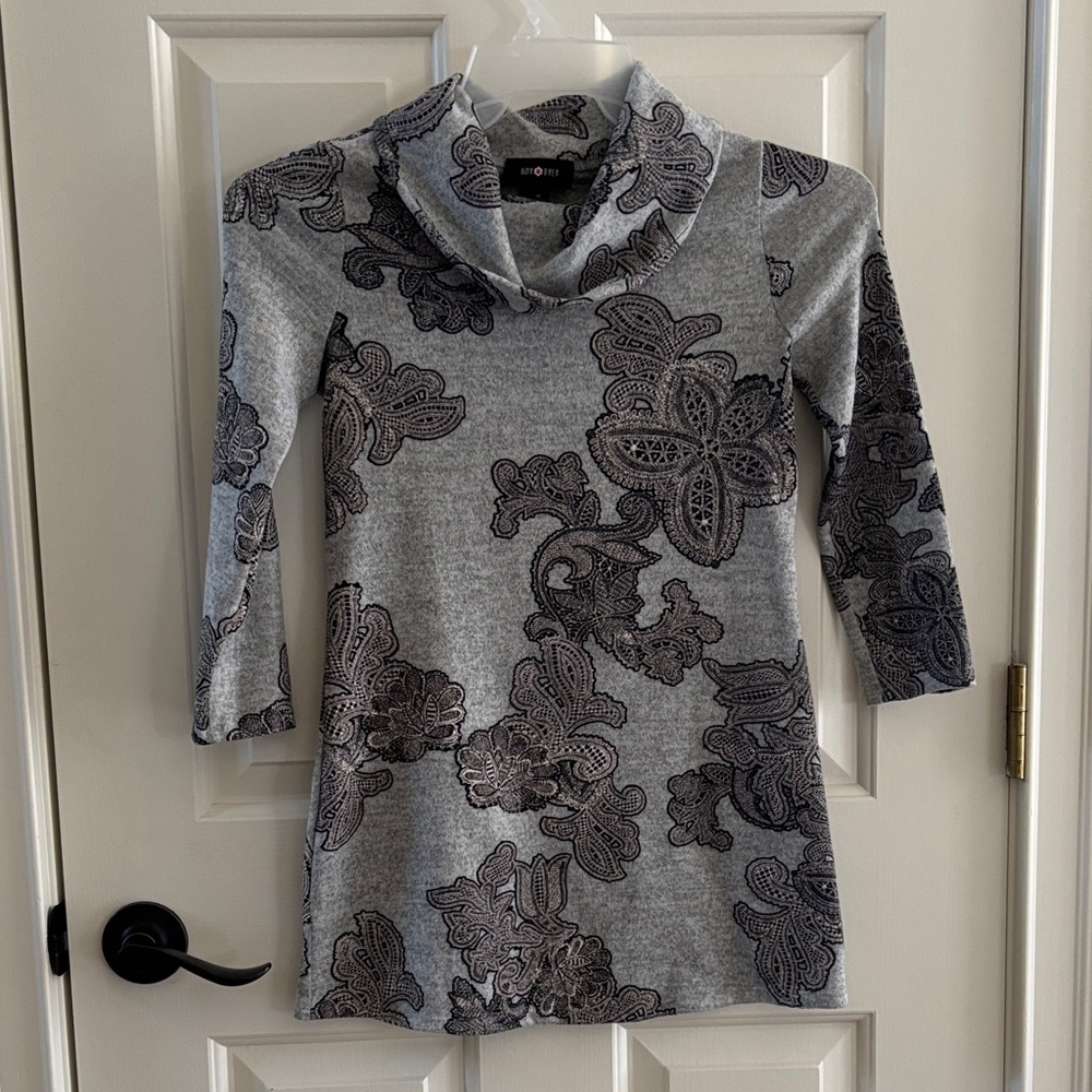 Amy Byer Gray Floral Knit Top